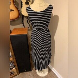 Target maternity maxi dress size large. Black and white bump flattering